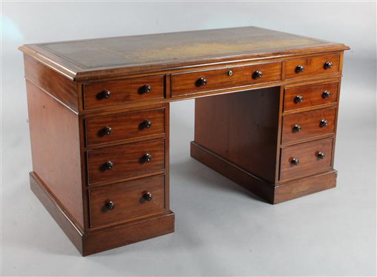 An early Victorian mahogany pedestal desk, 4ft 6in. x 2ft 6in. H. 2ft 5.5in.